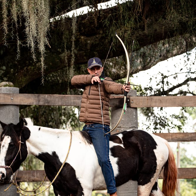 Rafa montado a cavalo durante atividade ao ar livre